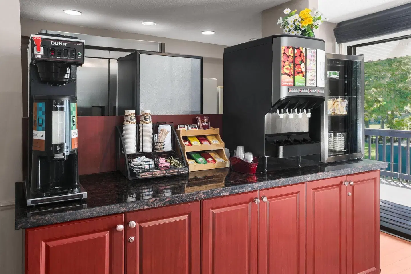 Super 8 by Wyndham Gananoque/Country Squire Resort Bar