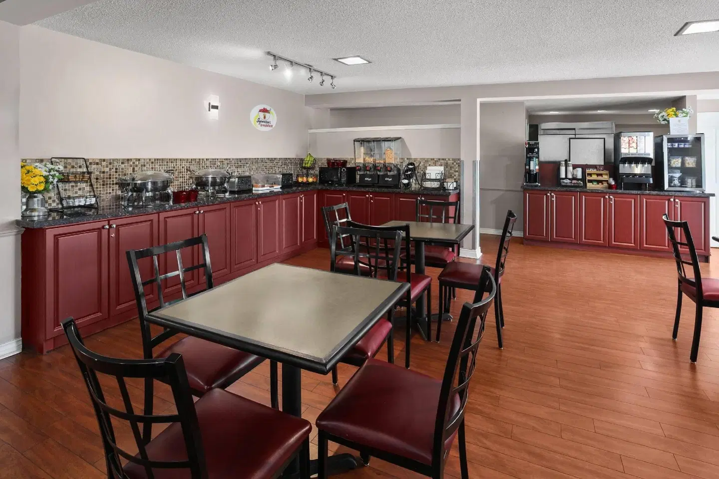 Super 8 by Wyndham Gananoque/Country Squire Resort Bar