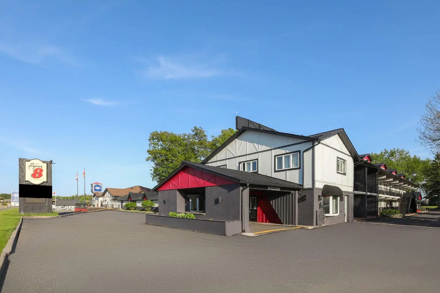 Super 8 by Wyndham Gananoque/Country Squire Resort EXTERIOR