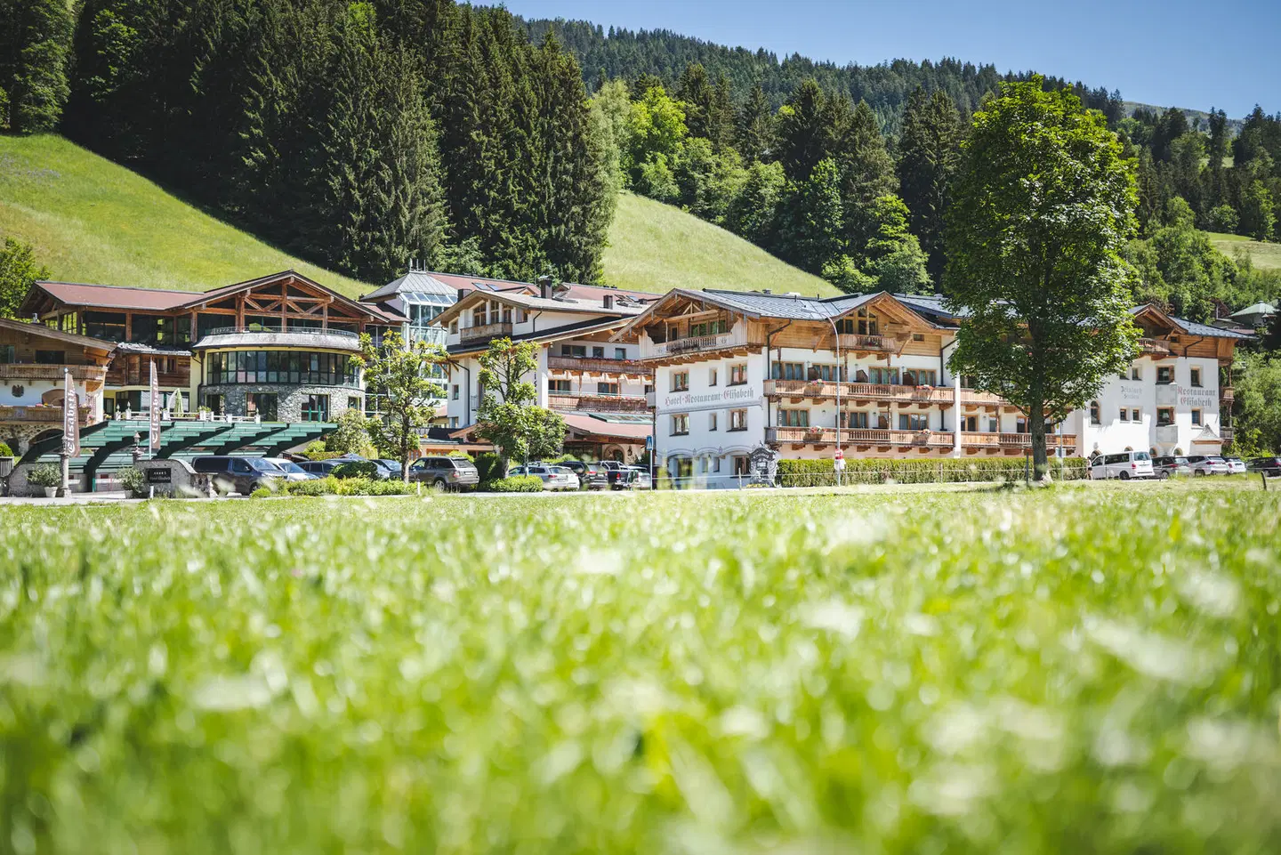 Elisabeth EXTERIOR