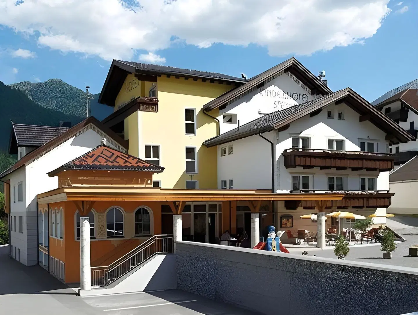 Stefan EXTERIOR