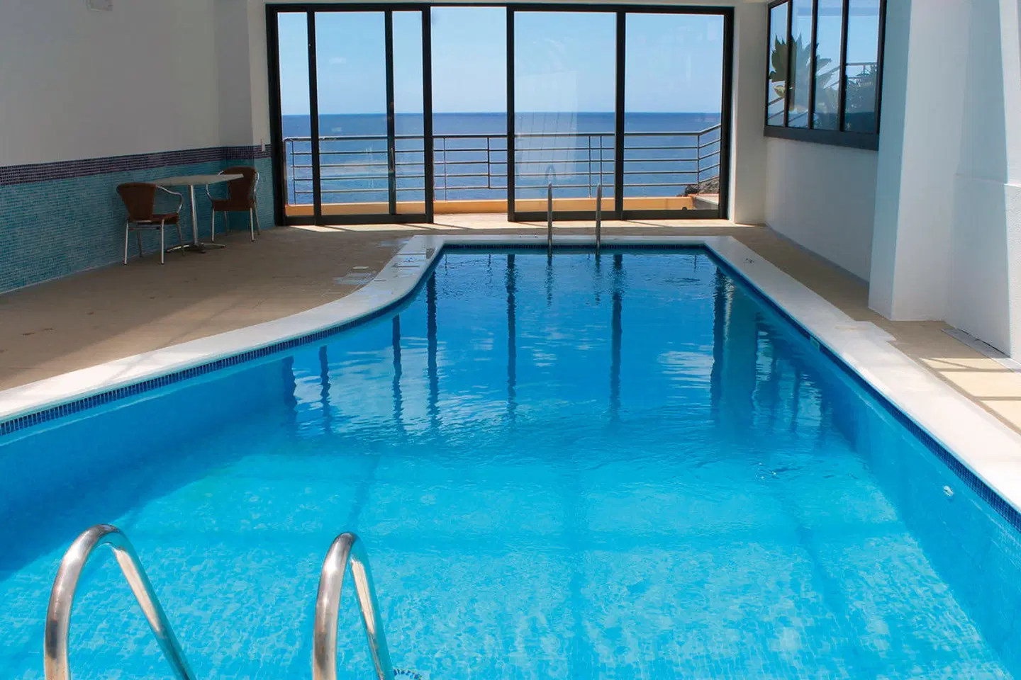 Cais da Oliveira Hallenbad