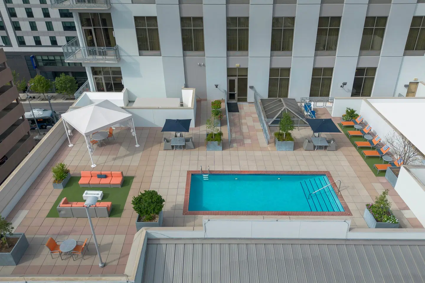 Hampton Inn & Suites Austin @ The University/Capitol EXTERIOR