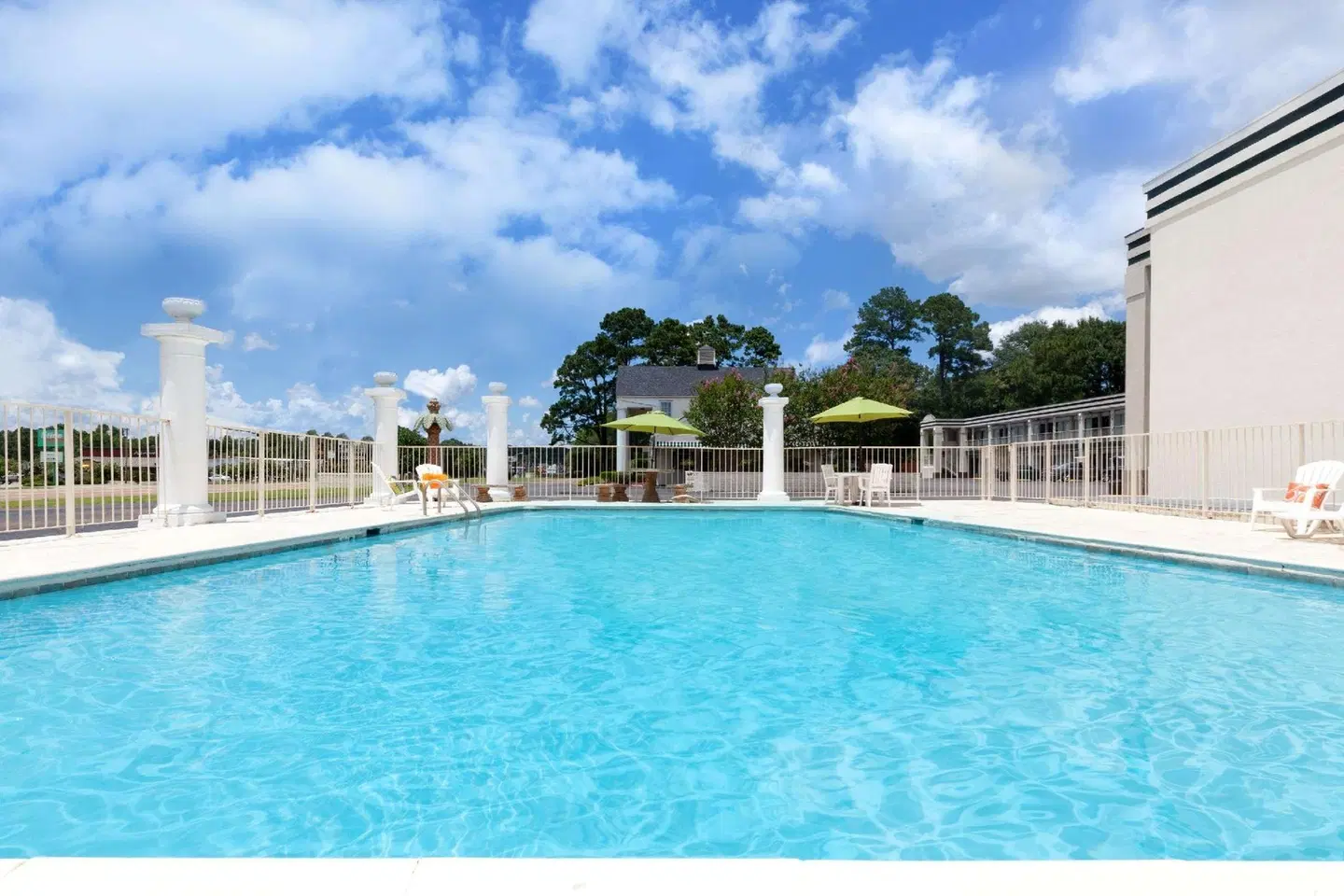 Days Inn by Wyndham Natchez OUTDOOR_POOL