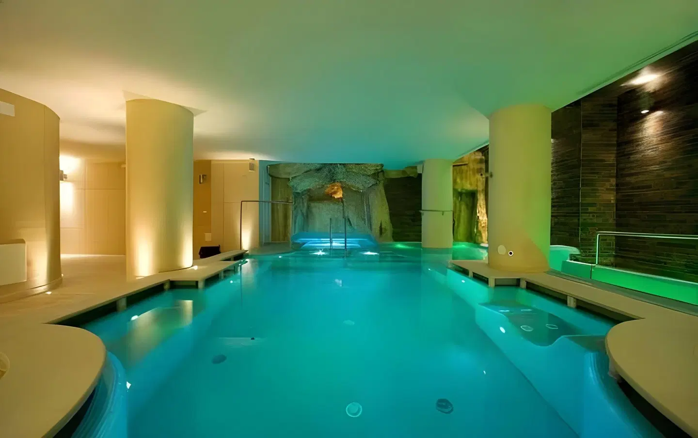 Ulisse Deluxe Hostel Hallenbad
