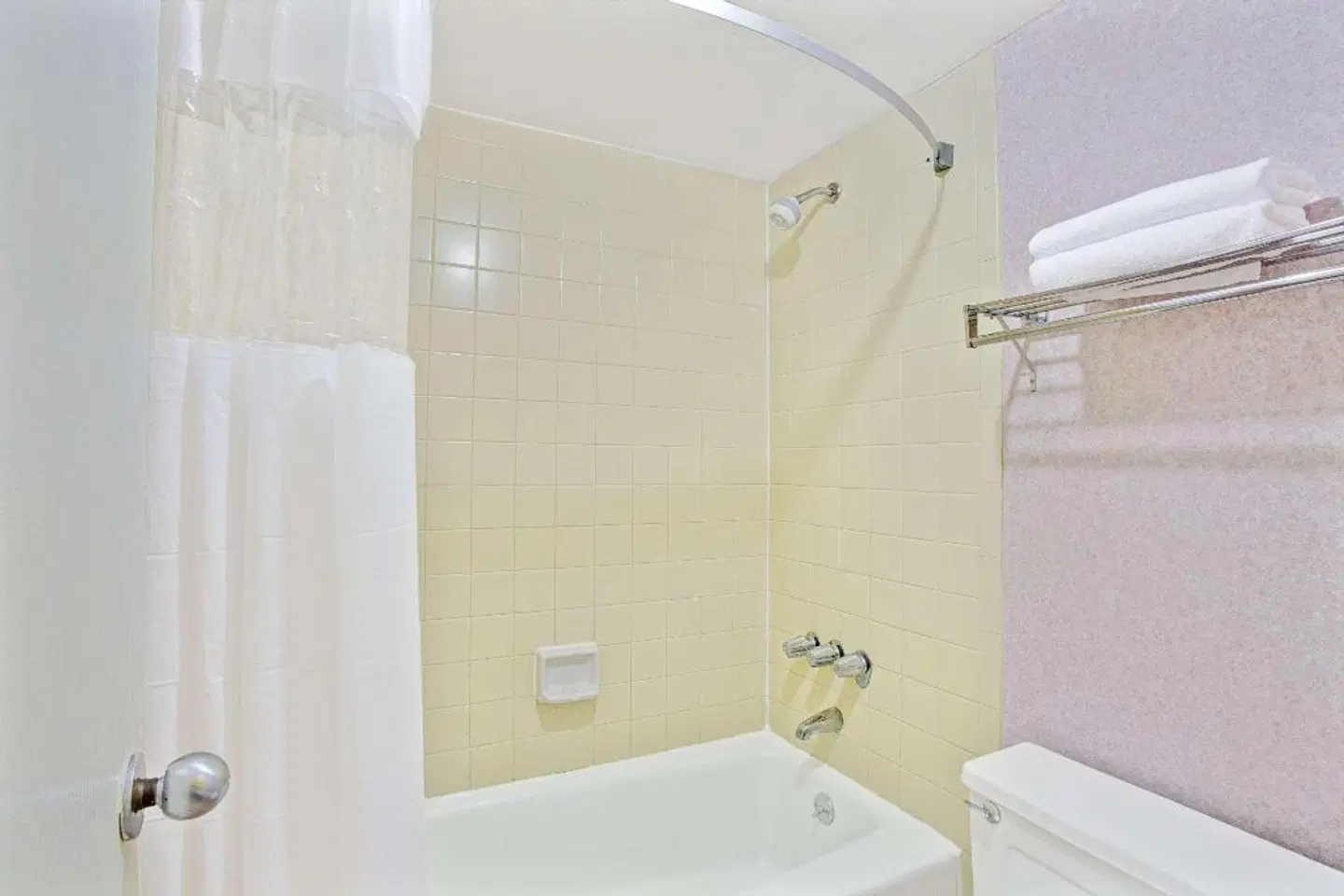 Days Inn by Wyndham Hampton Near Coliseum Convention Center Badezimmer
