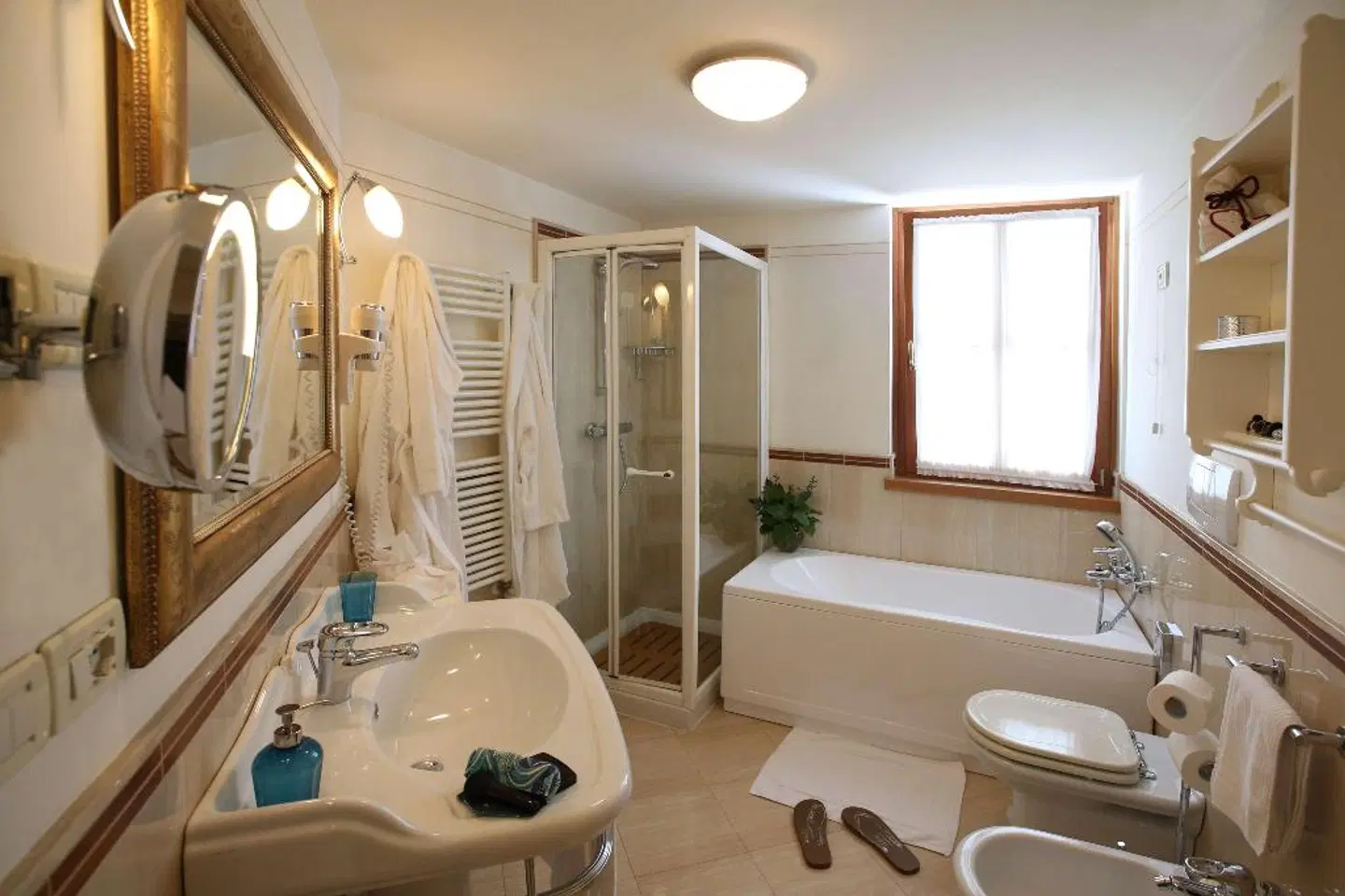 Alpen Suite Hotel Badezimmer