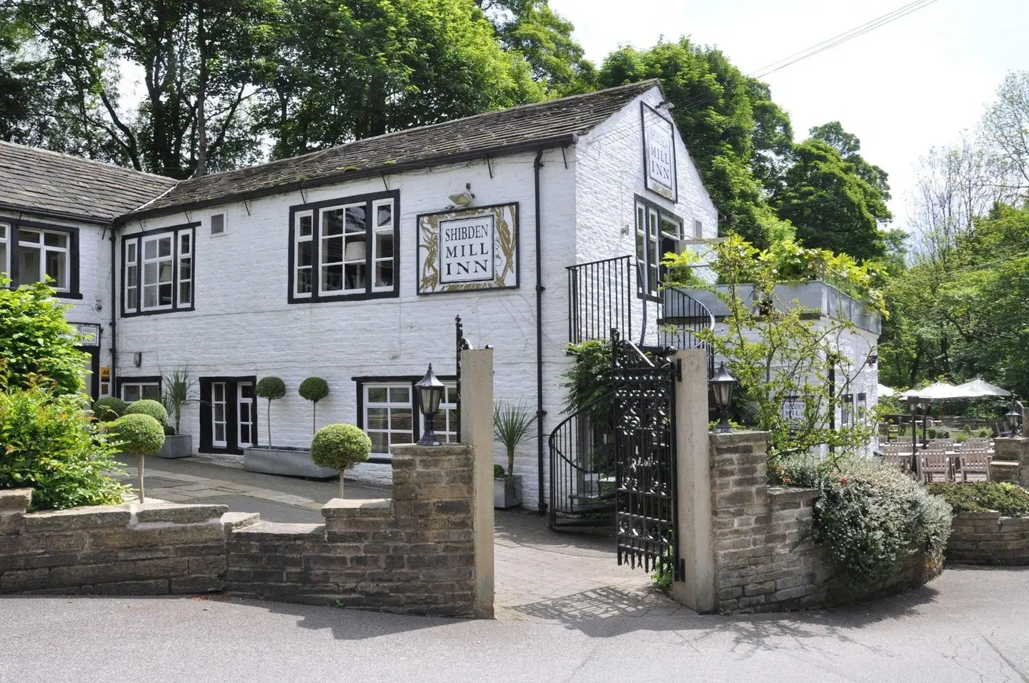Shibden Mill Inn EXTERIOR
