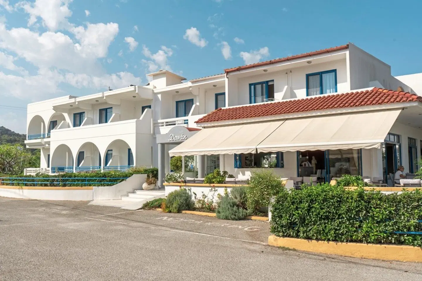 Danae EXTERIOR