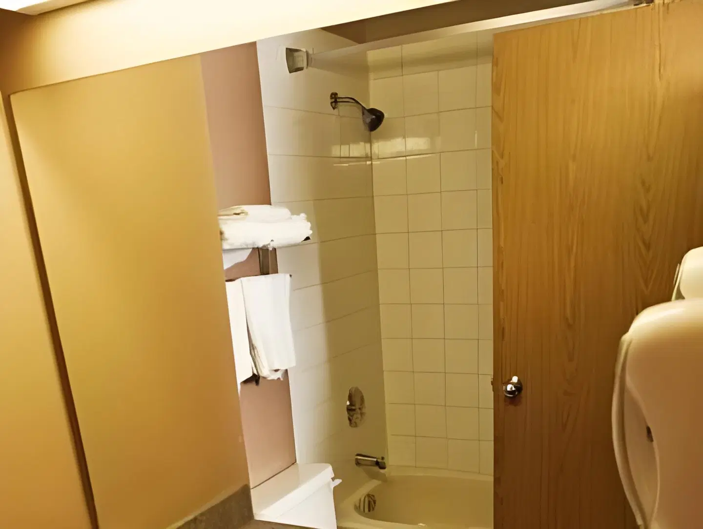 Super 8 by Wyndham Calgary/Airport Badezimmer