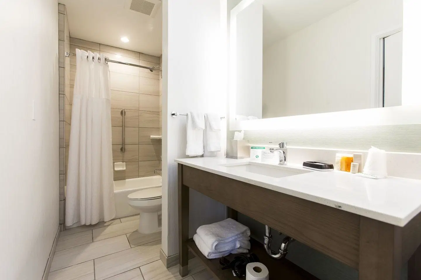 Royal Palace Westwood Hotel Badezimmer