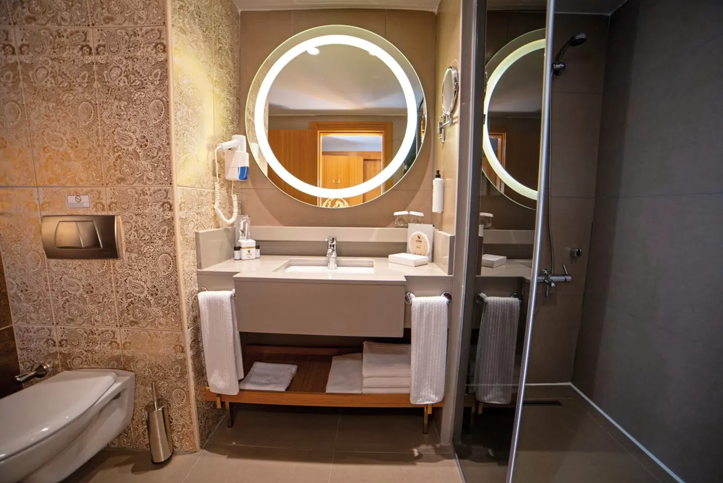 Royal Dragon Hotel Badezimmer