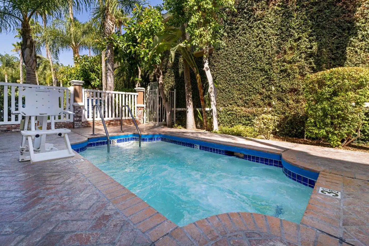 Best Western PLUS Carriage Inn OUTDOOR_POOL