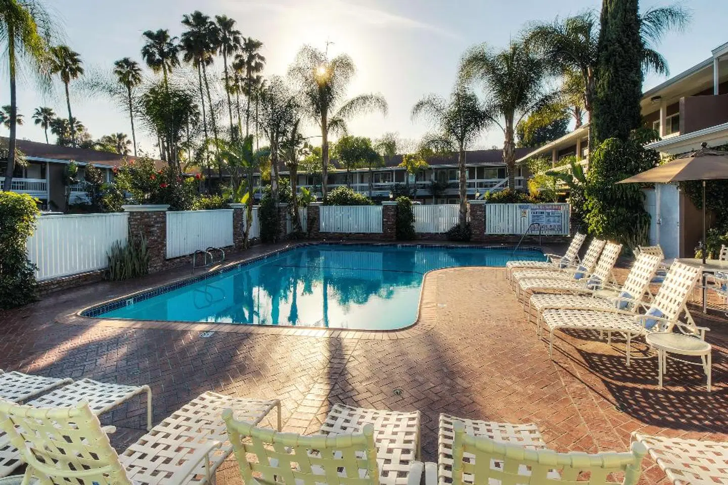 Best Western PLUS Carriage Inn OUTDOOR_POOL
