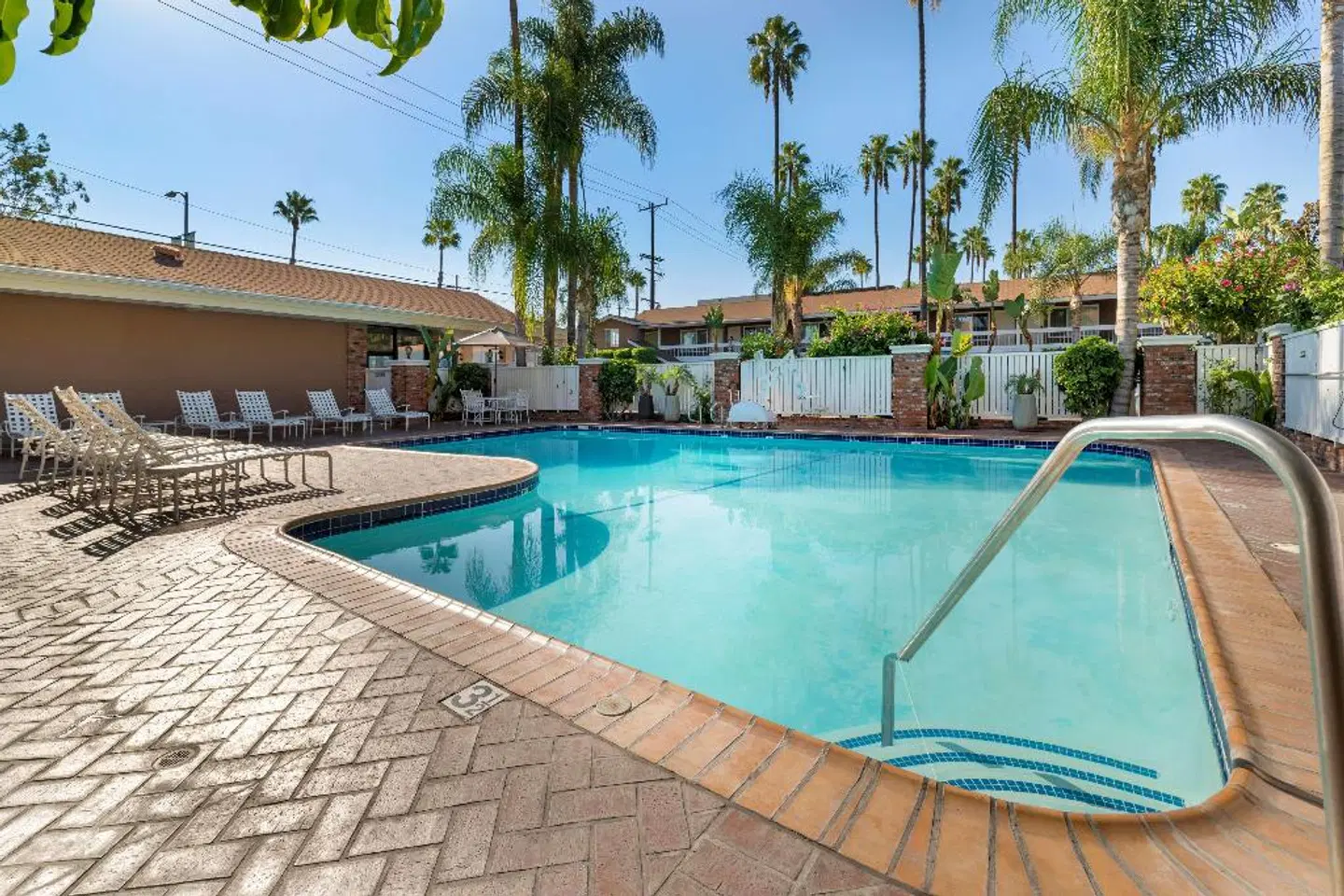 Best Western PLUS Carriage Inn OUTDOOR_POOL