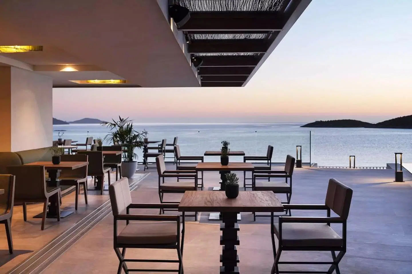 Niko Seaside Resort Crete MGallery Terrasse
