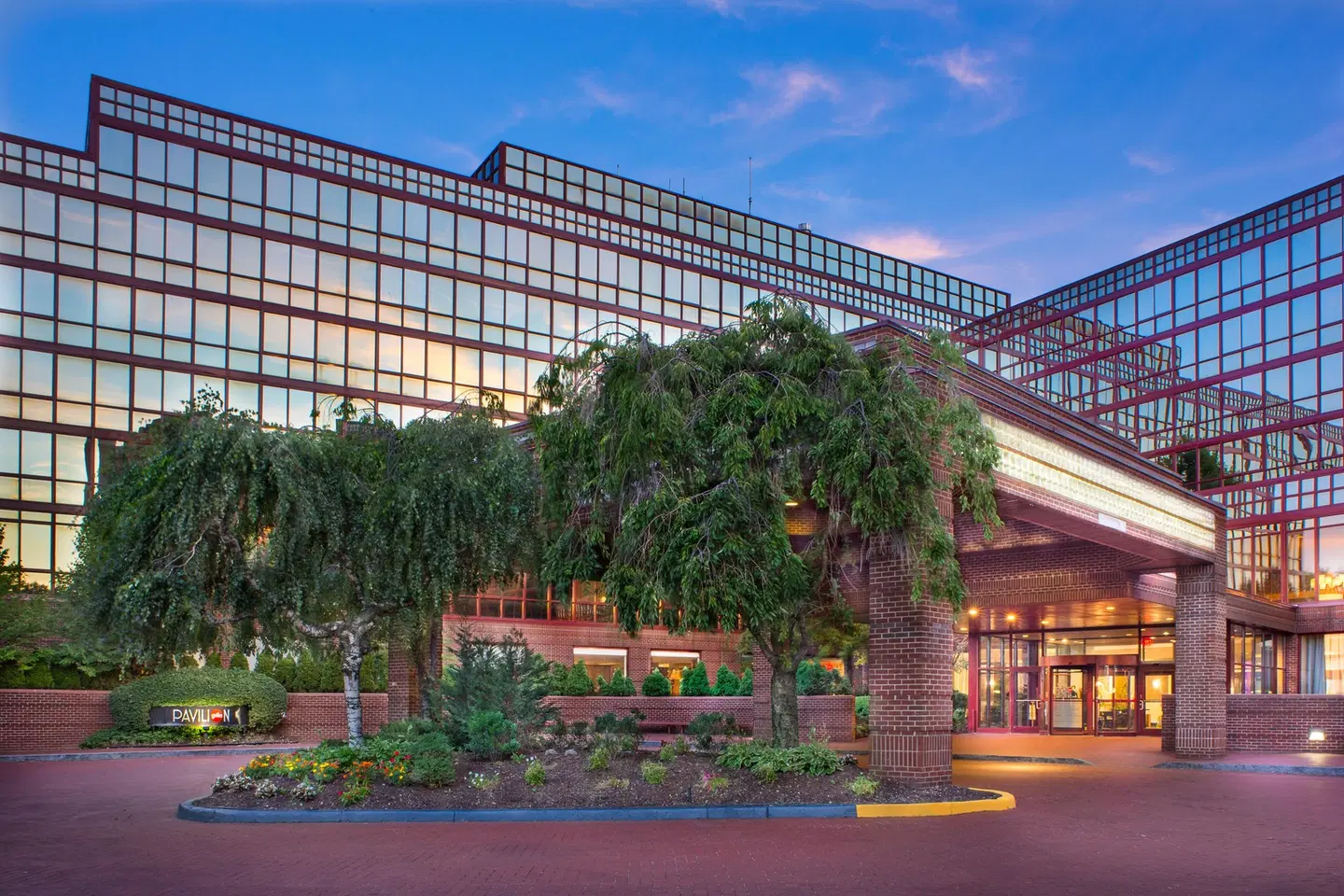 DoubleTree by Hilton New York LaGuardia Airport EXTERIOR