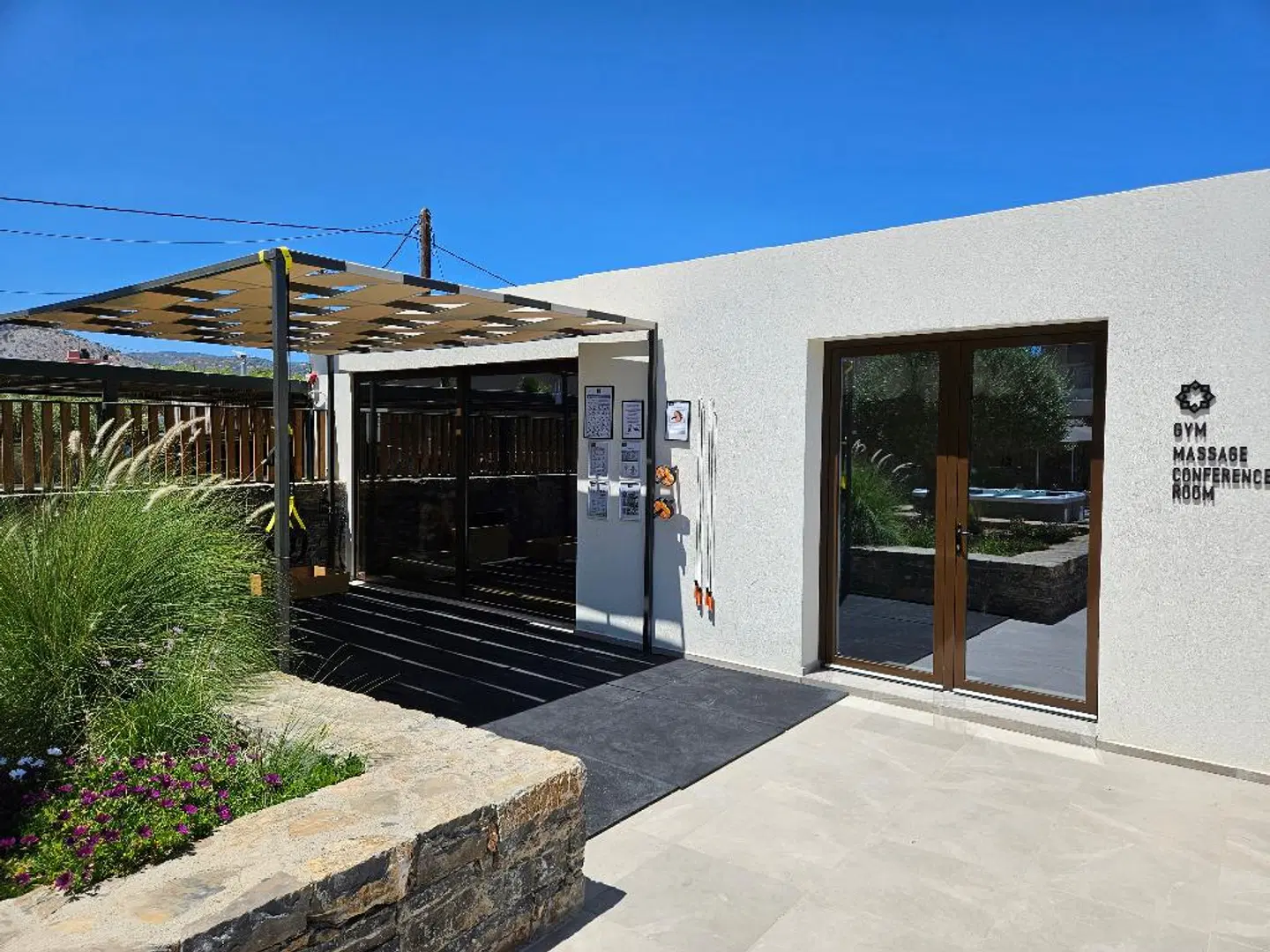 Petousis Hotel & Suites EXTERIOR