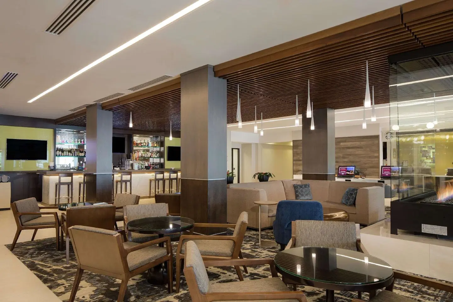 DoubleTree by Hilton Syracuse Bar