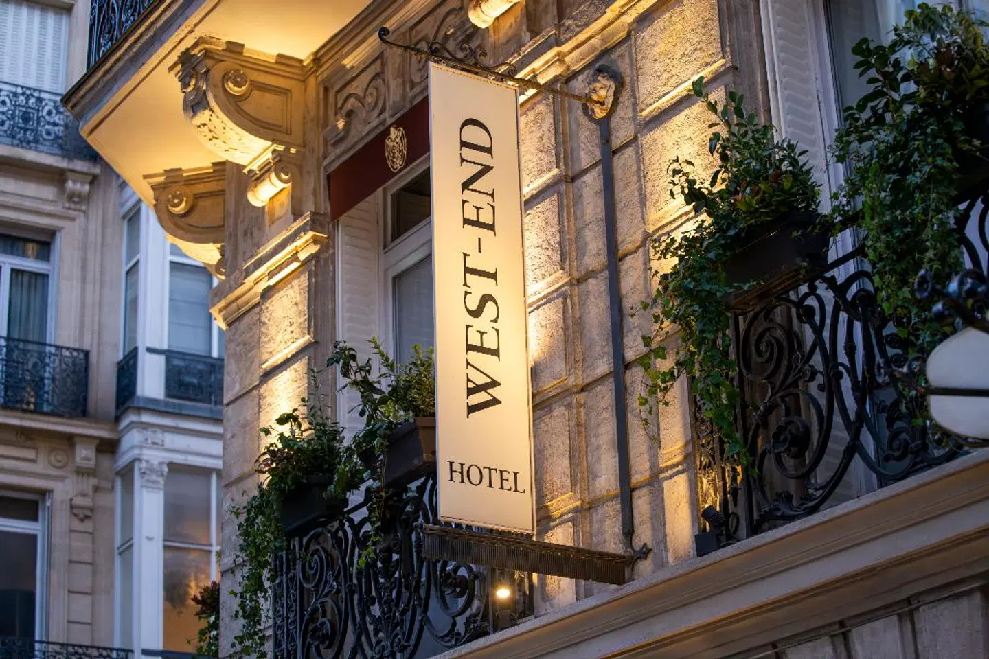 Hôtel West-End EXTERIOR