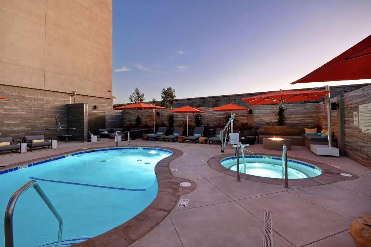 Hampton Inn & Suites Los Angeles Burbank Airport OUTDOOR_POOL