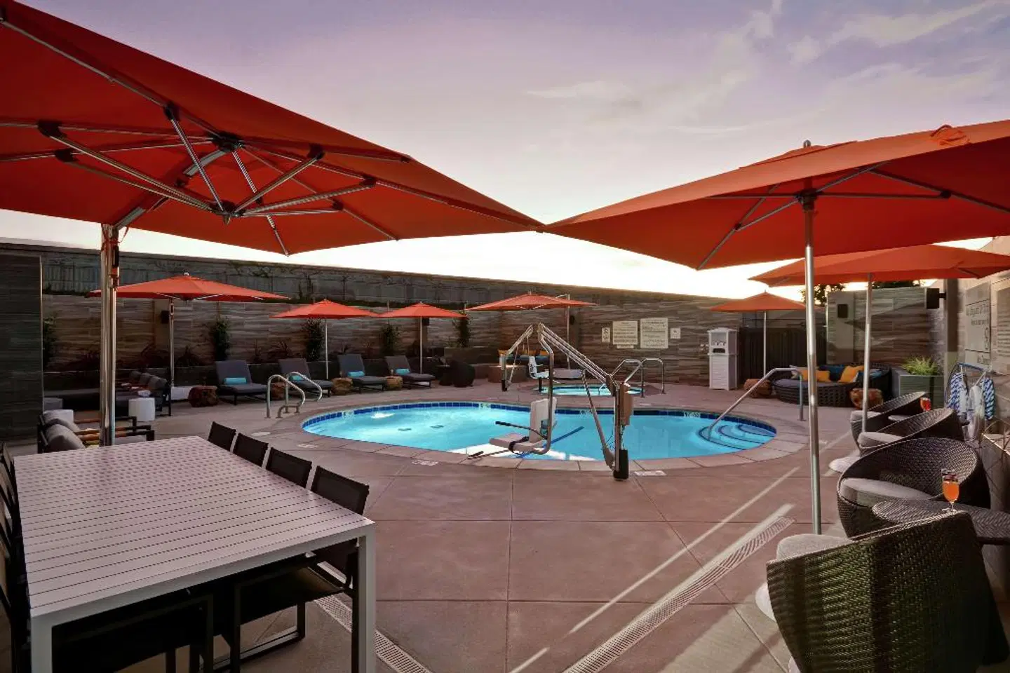 Hampton Inn & Suites Los Angeles Burbank Airport OUTDOOR_POOL