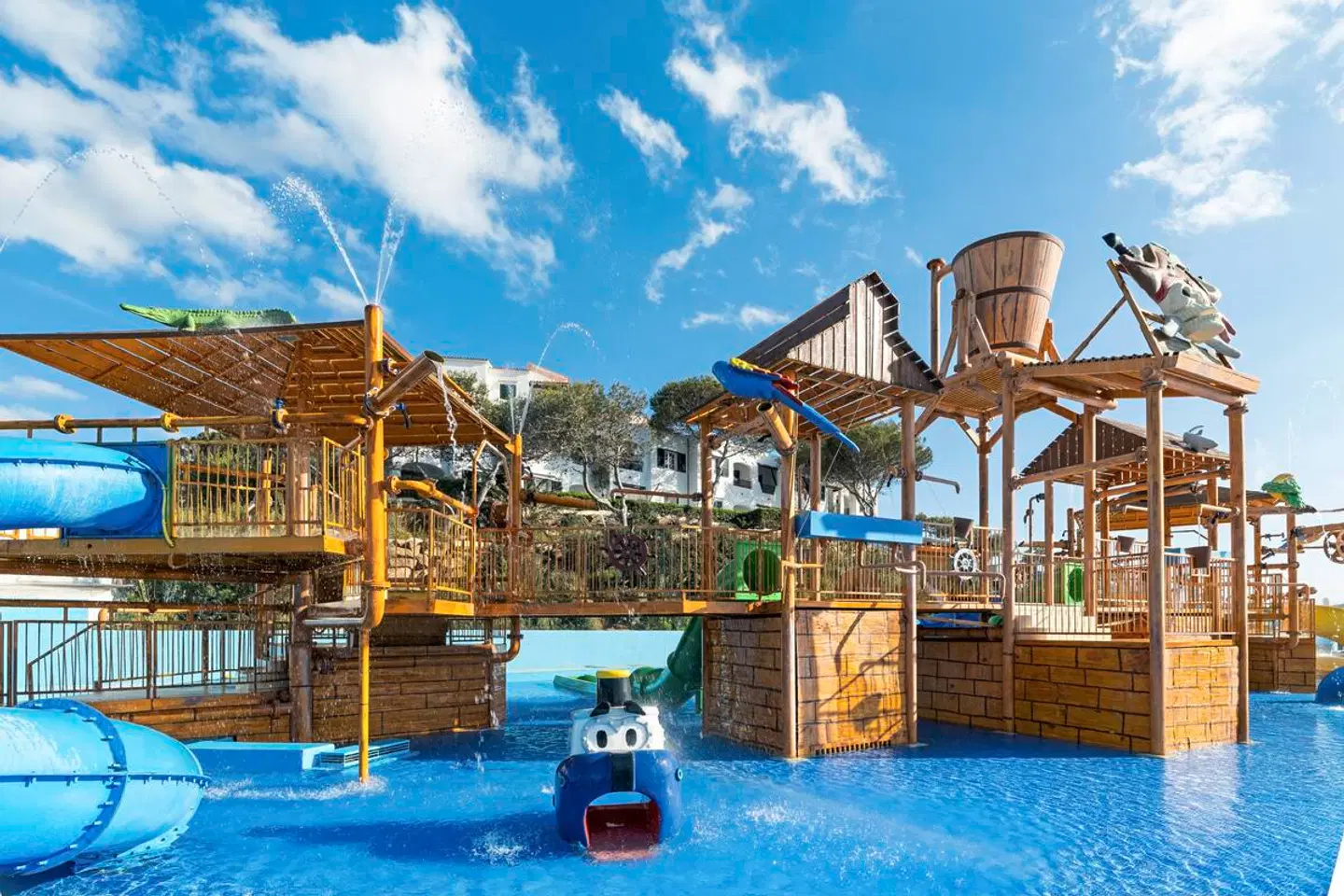 FERGUS Club Carema Splash OUTDOOR_POOL