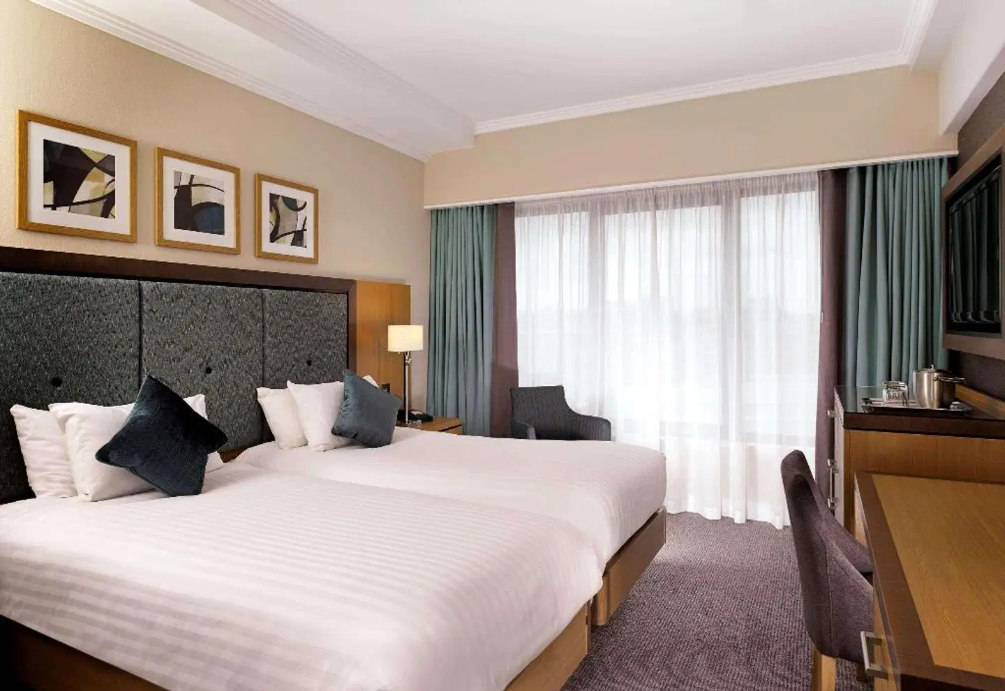 DoubleTree by Hilton Hotel London - Victoria ROOM_EXAMPLE