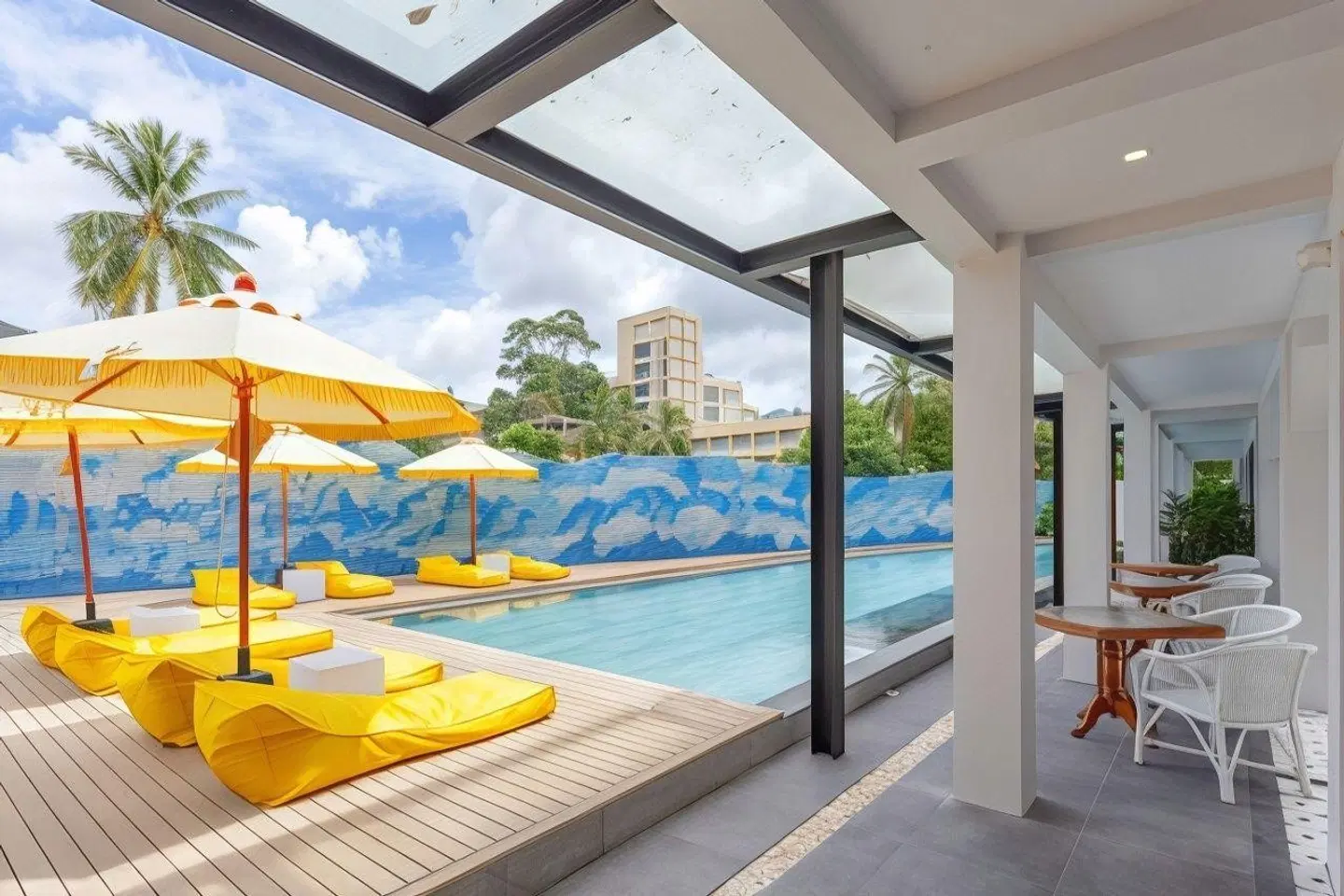 Anona Beachfront Phuket Resort Hallenbad