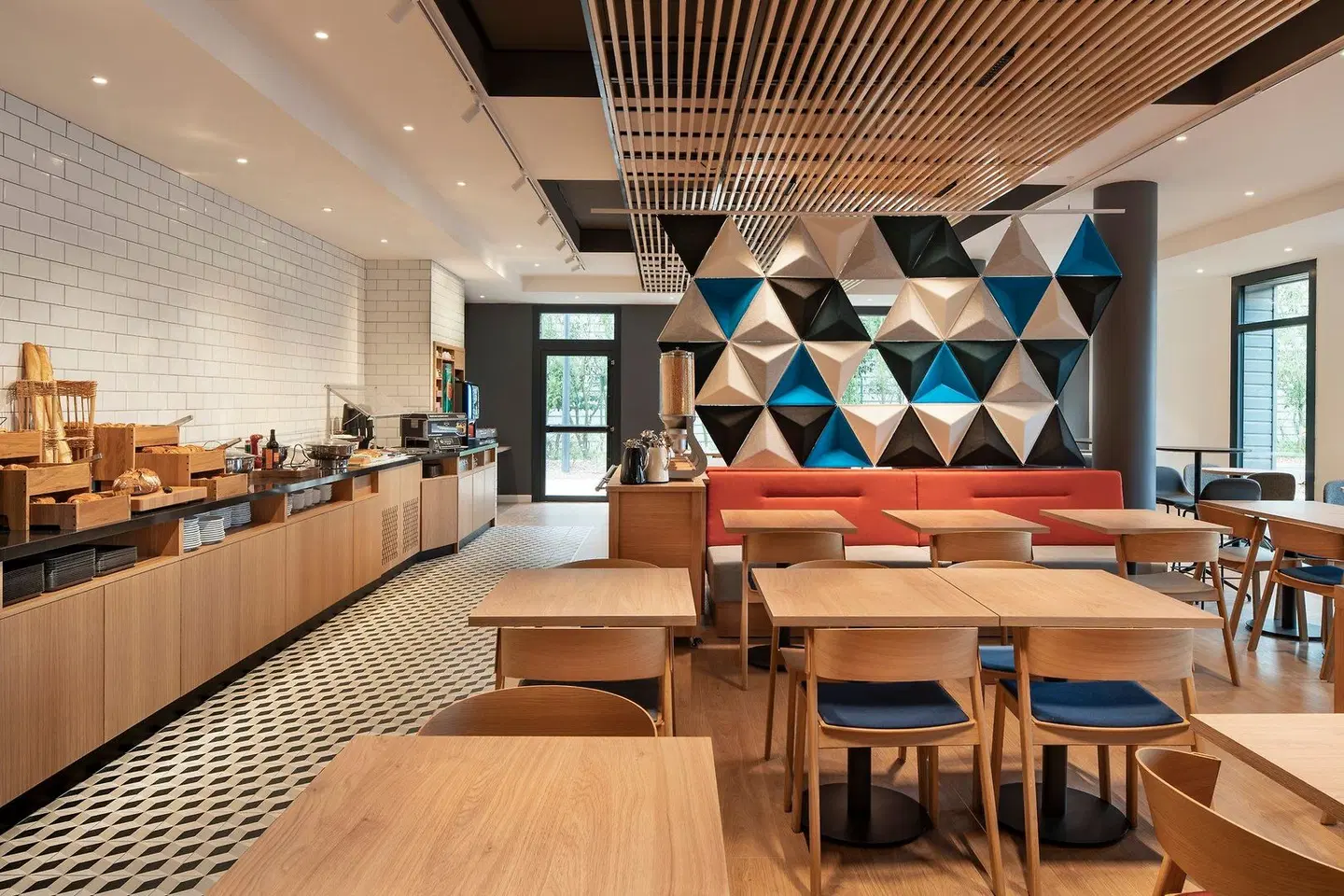 Holiday Inn Express Marne La Vallee Val D Europe by IHG LOUNGE_LOBBY