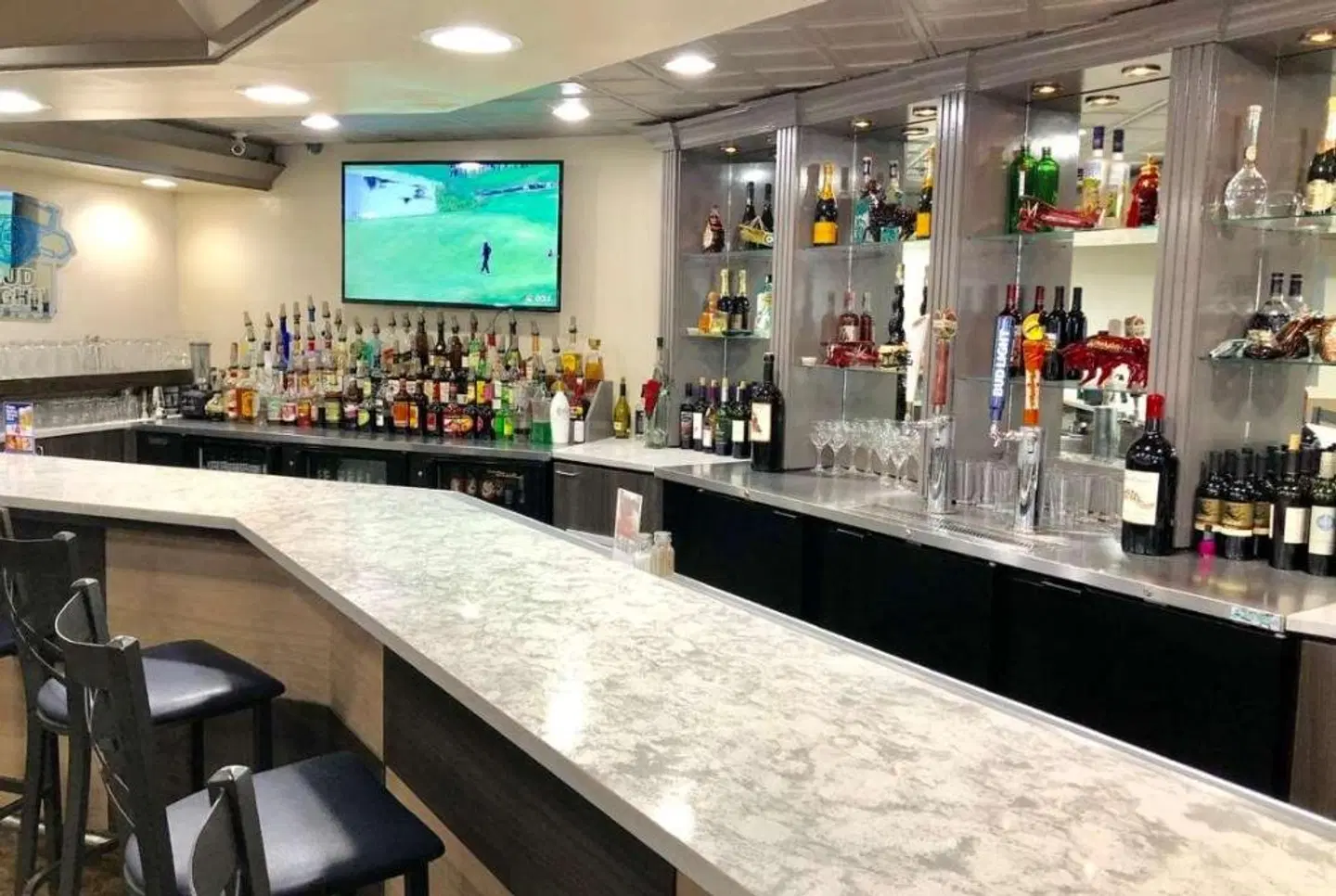 Wingate by Wyndham Detroit Metro Airport Bar
