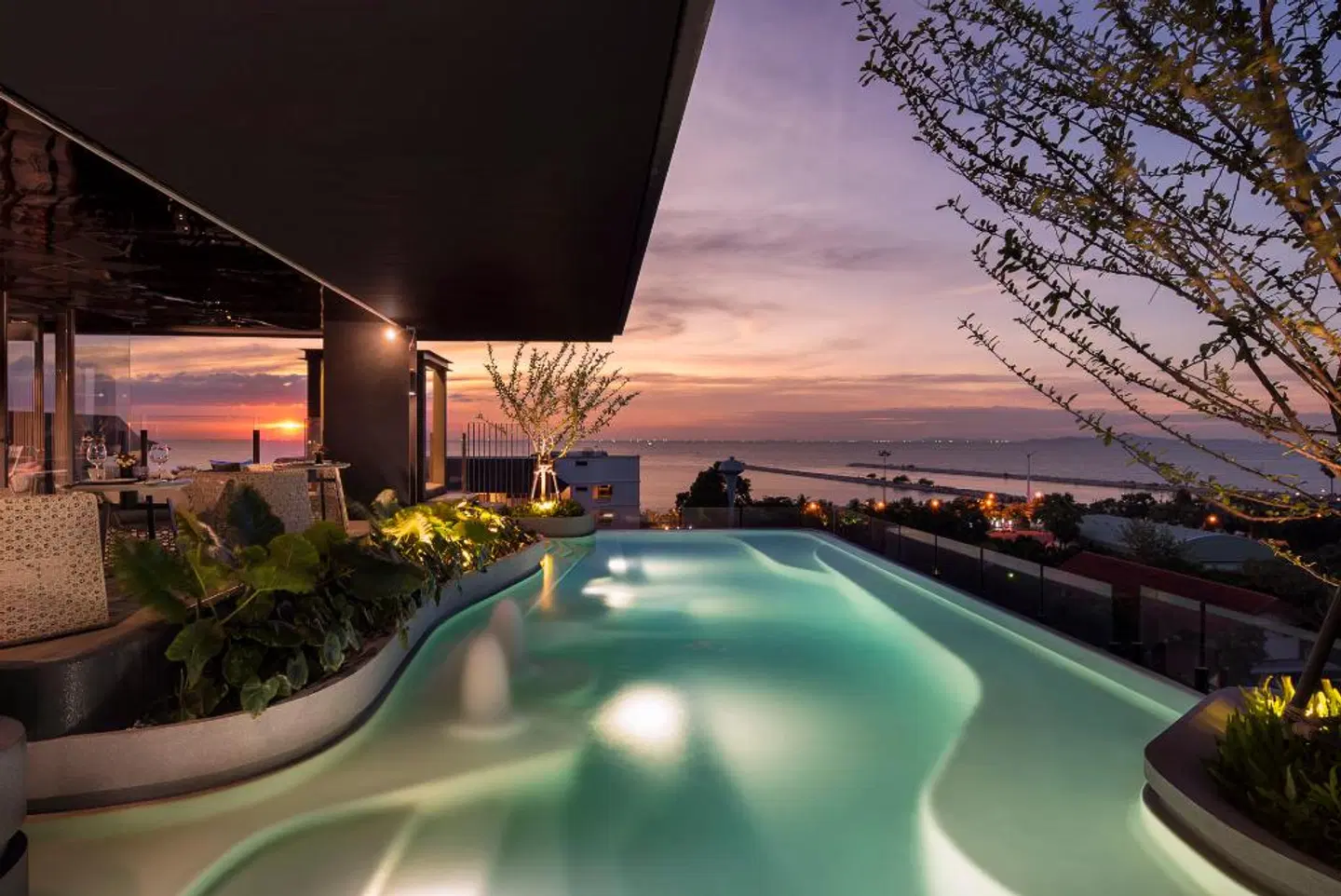 Cross Vibe Pattaya Seaphere Hallenbad