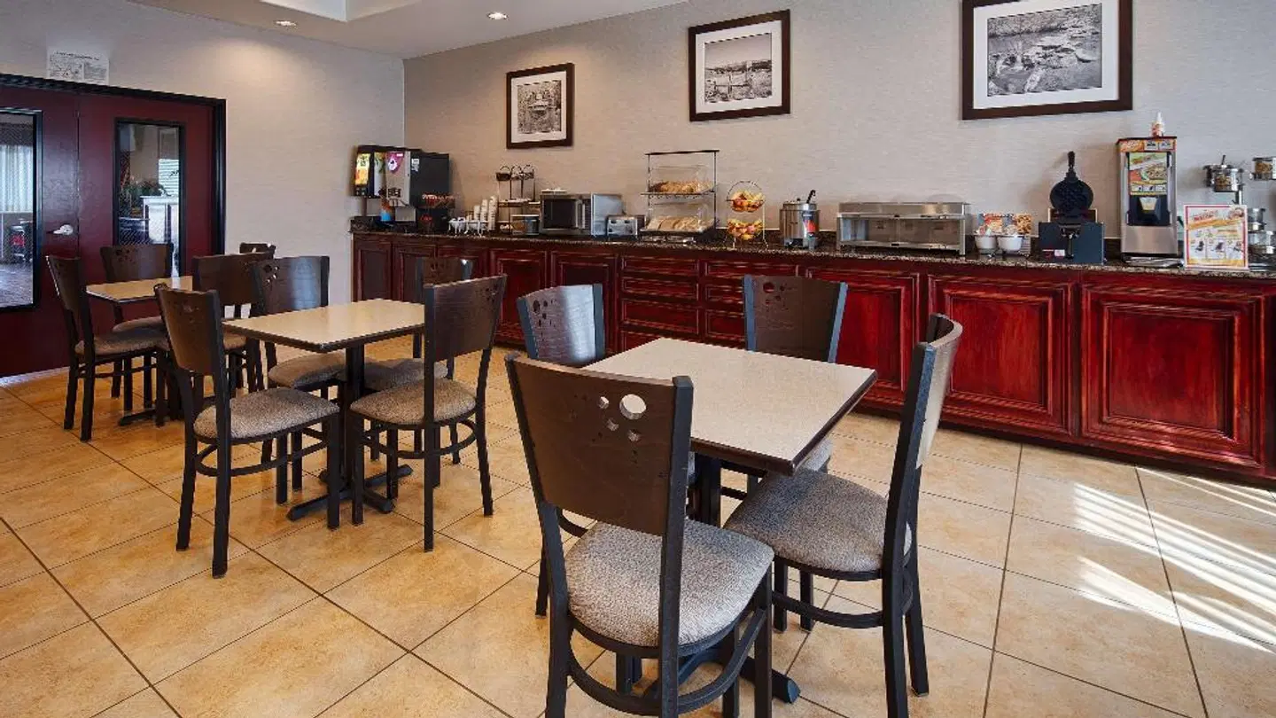 Best Western Lockhart Hotel & Suites Bar