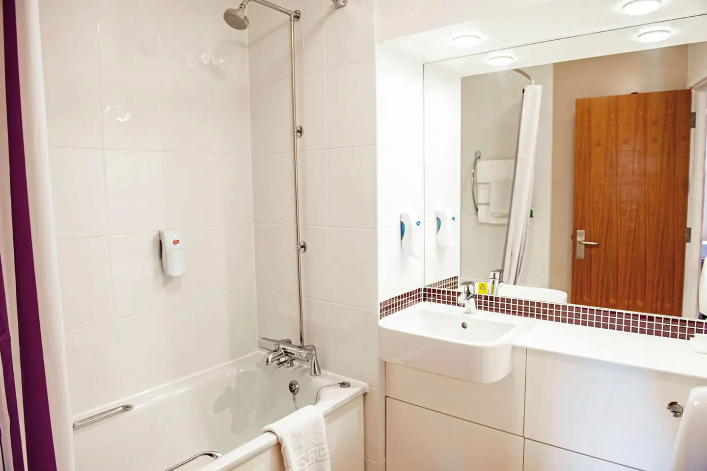 Premier Inn London Putney Bridge Hotel Badezimmer