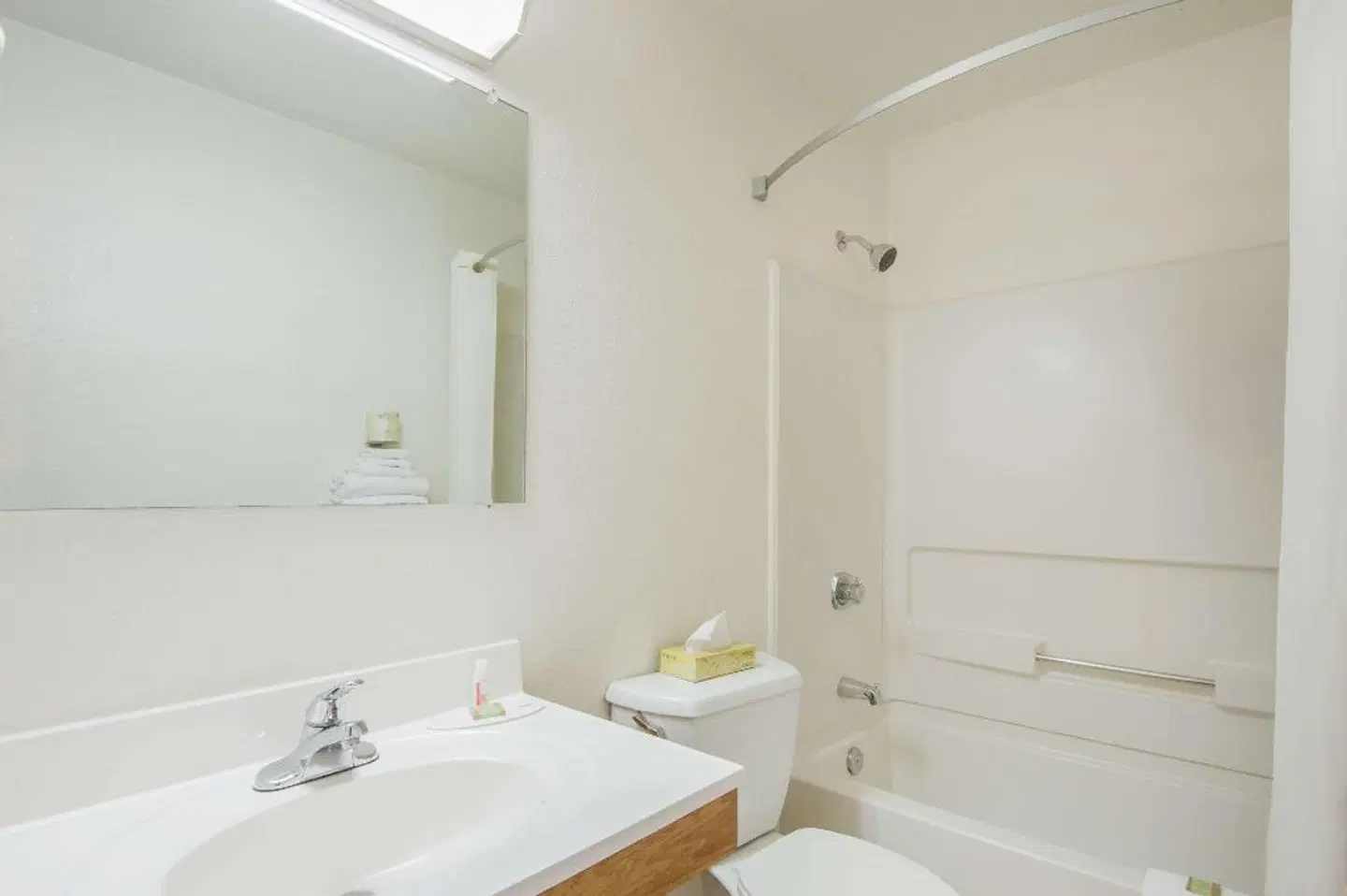 Super 8 by Wyndham Salmon Arm Badezimmer