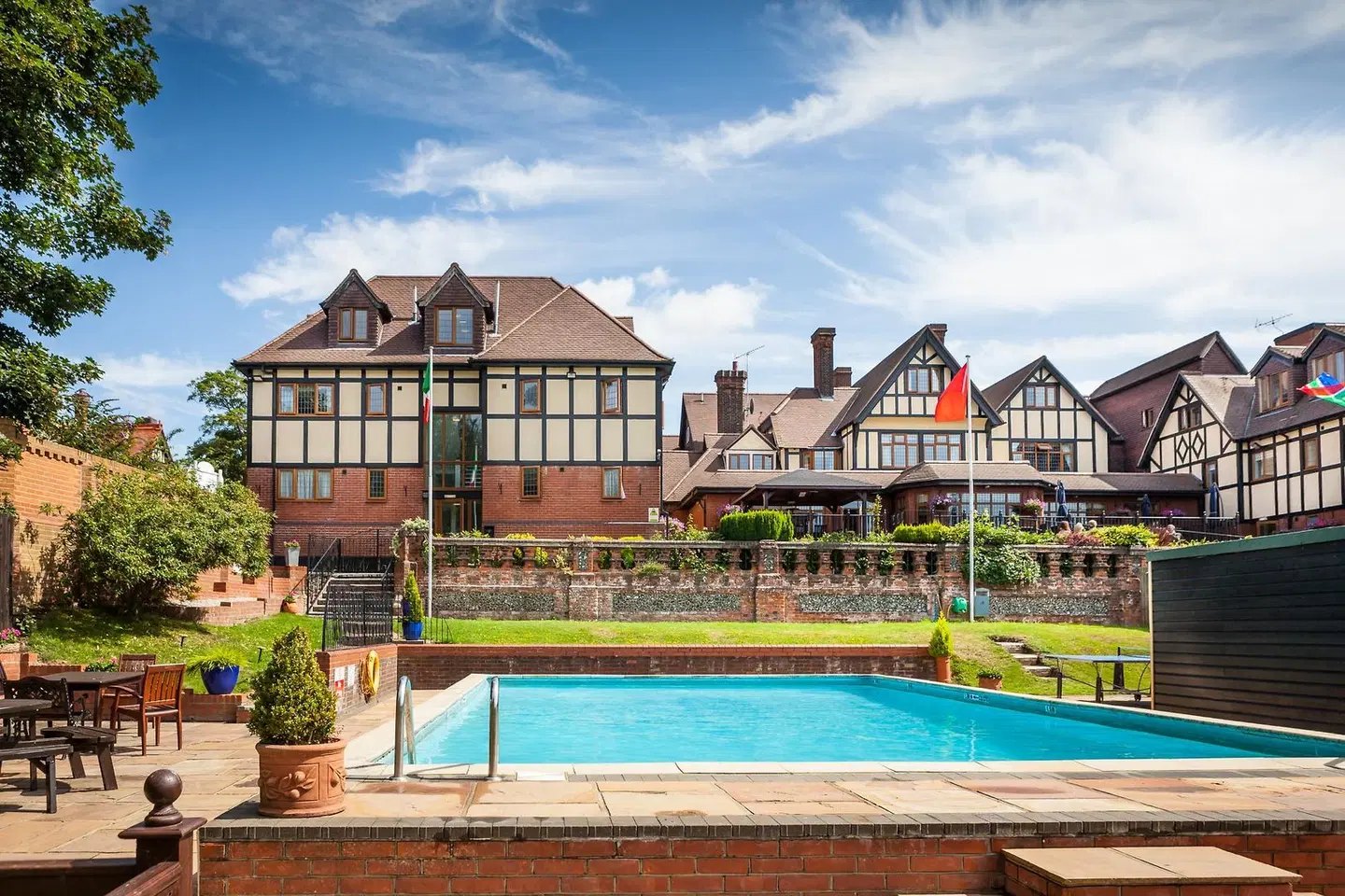 De Rougemont Manor Hotel OUTDOOR_POOL