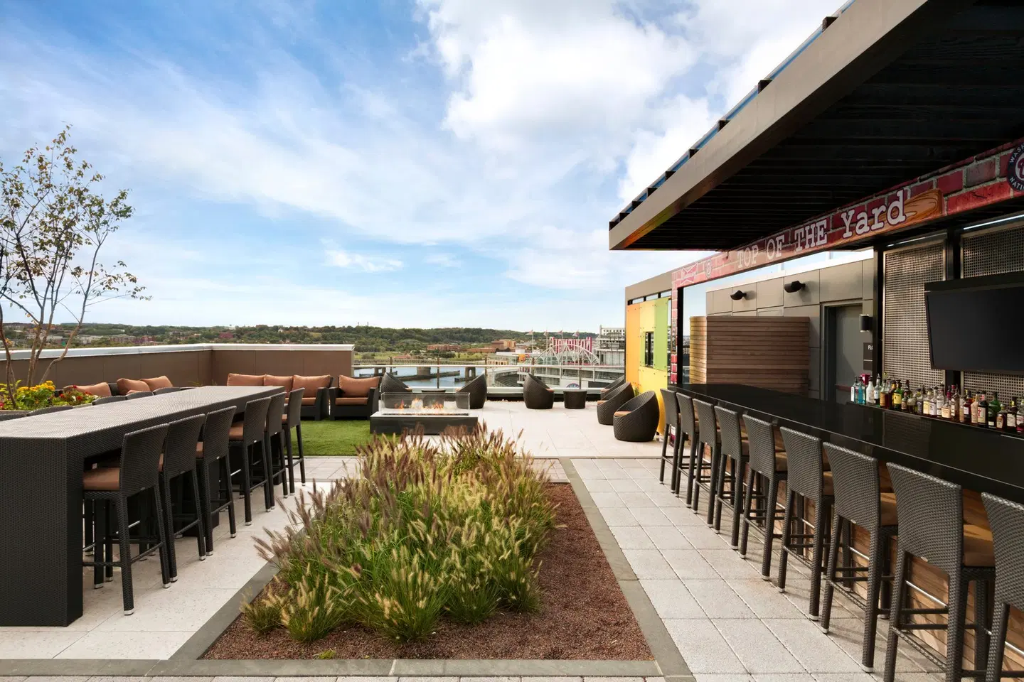 Hampton Inn & Suites Washington DC-Navy Yard Bar