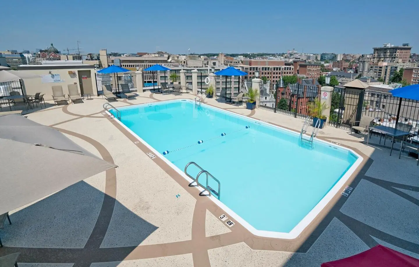 Holiday Inn Washington-Central/White House OUTDOOR_POOL