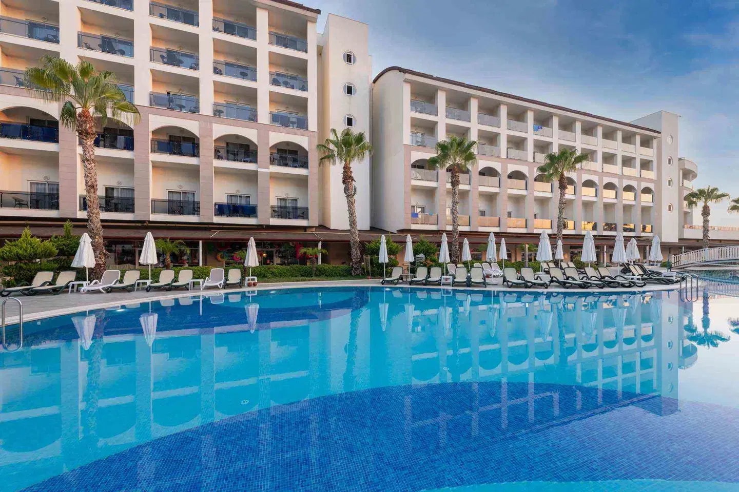Port River Hotel & Spa OUTDOOR_POOL