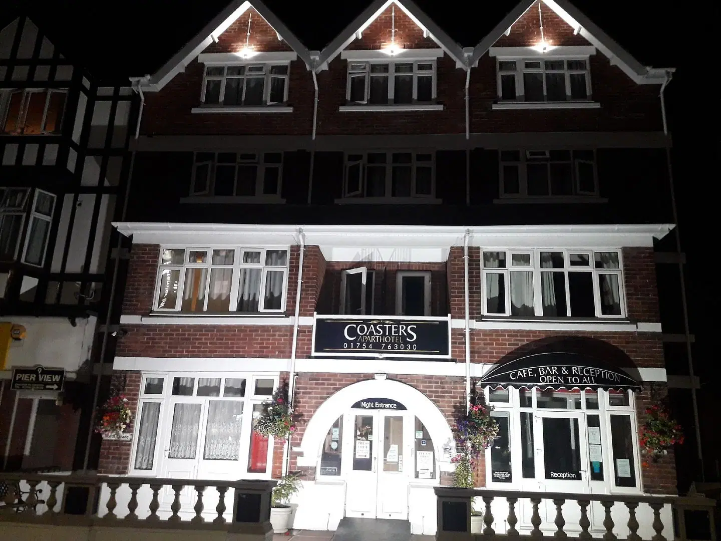 Coasters Hotel And Apartments EXTERIOR