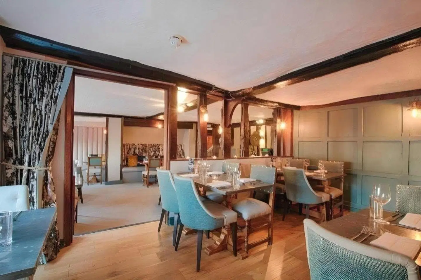 The Saracens Head LOUNGE_LOBBY