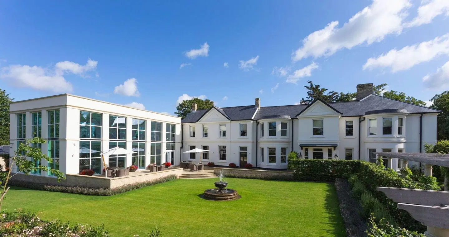 Bedford Lodge Hotel EXTERIOR