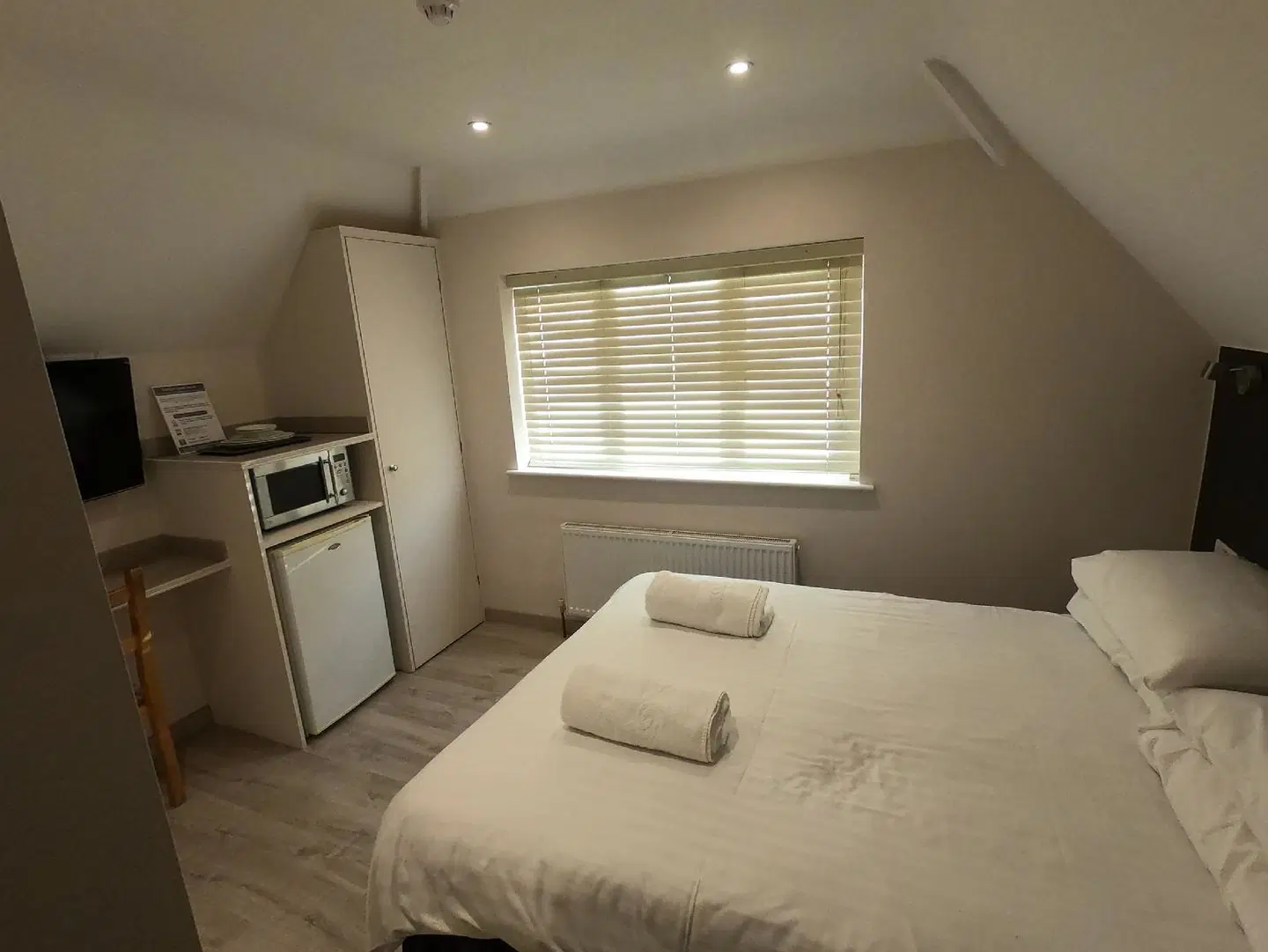 Debden Guest House ROOM_EXAMPLE