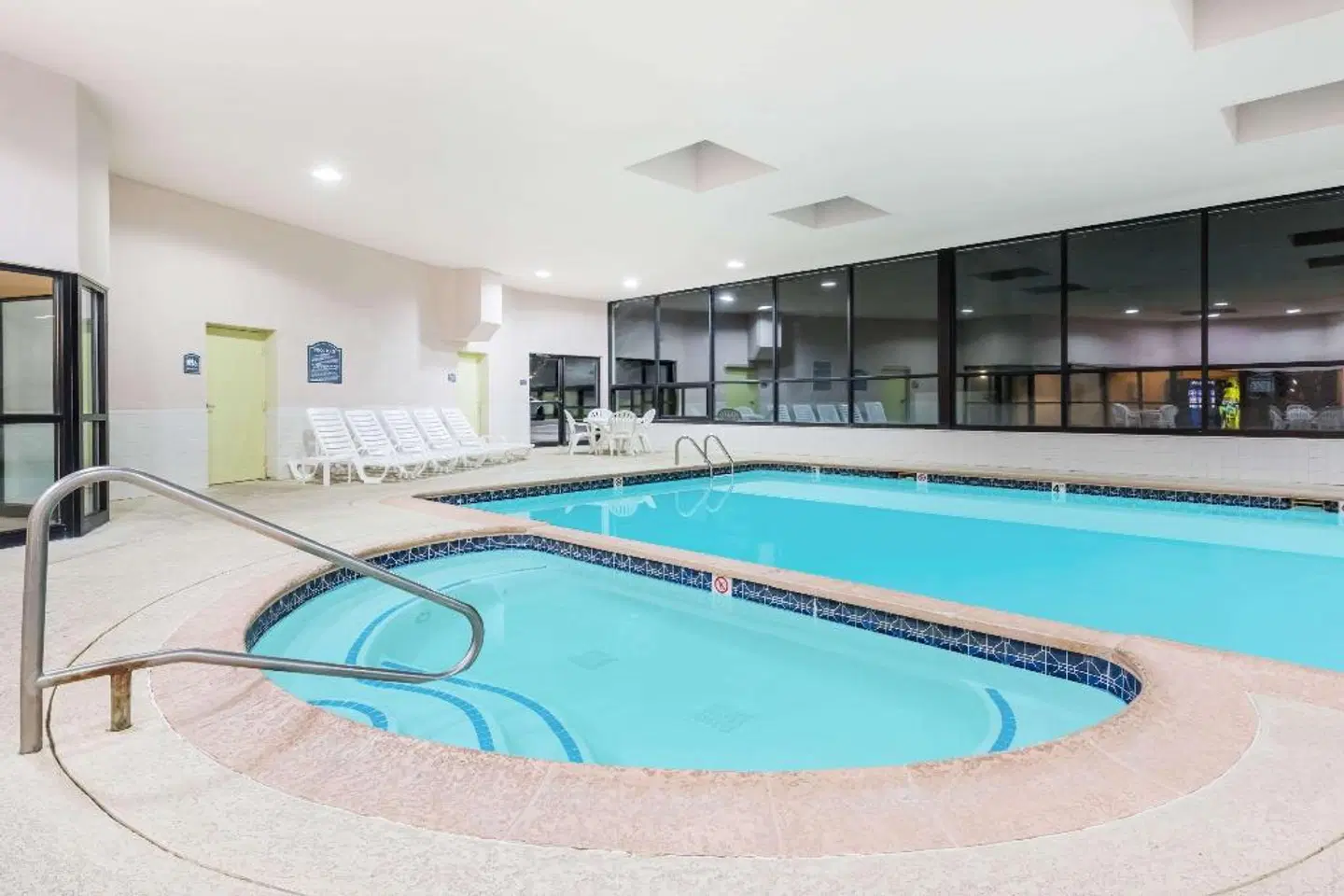 Ramada by Wyndham Harrisburg/Hershey Area Hallenbad