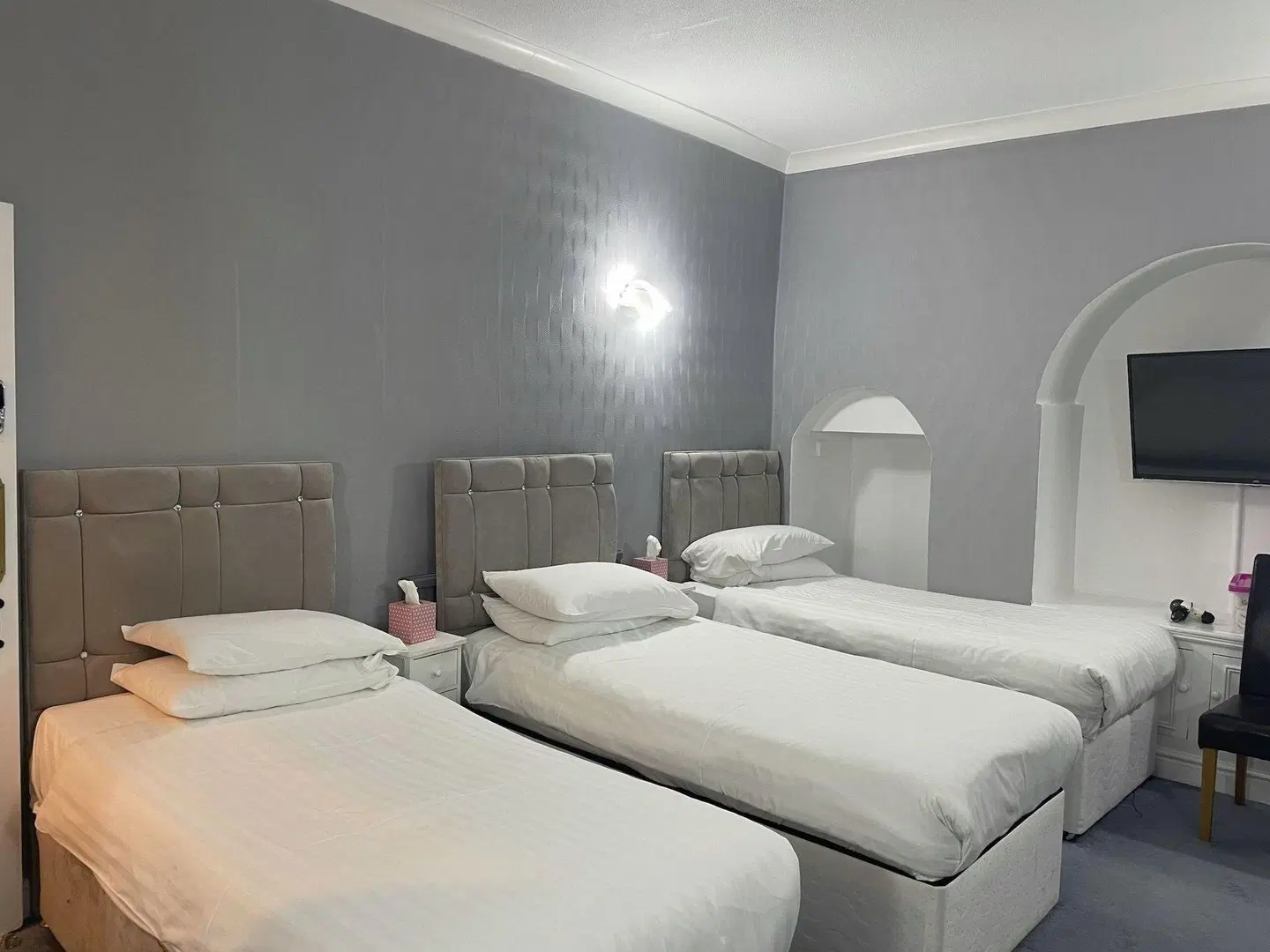 Diamonds Inn ROOM_EXAMPLE