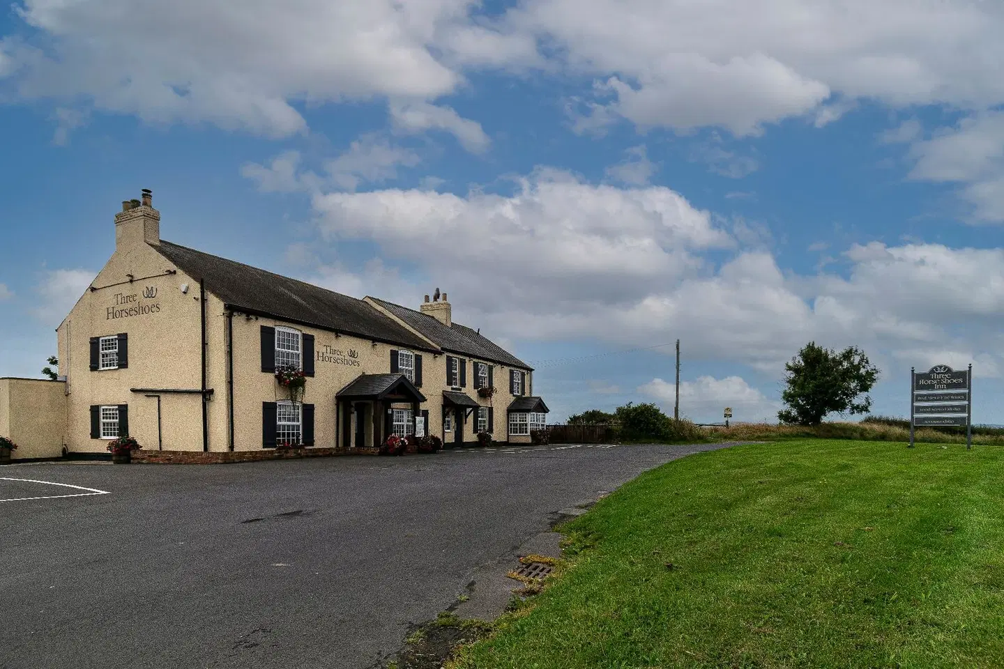 Three Horseshoes Inn EXTERIOR