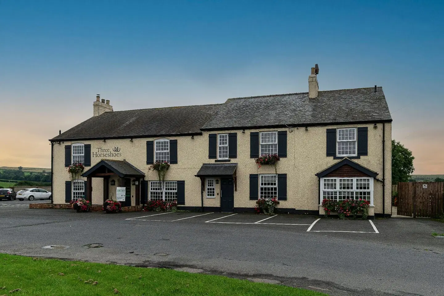 Three Horseshoes Inn EXTERIOR