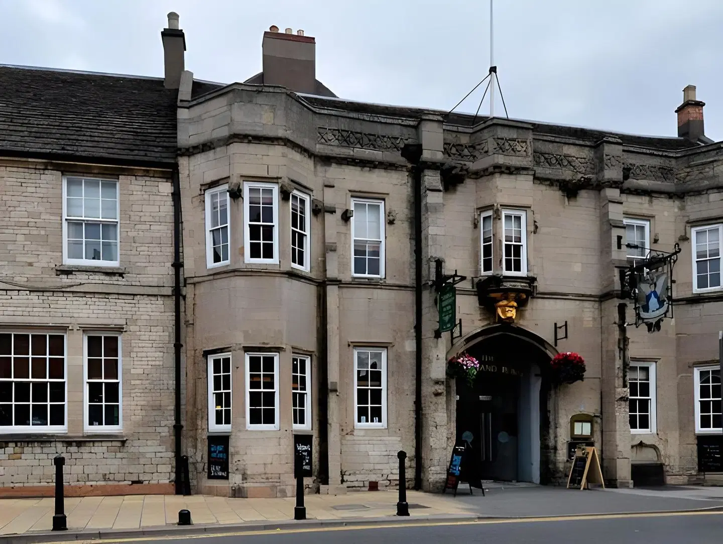 Angel & Royal EXTERIOR