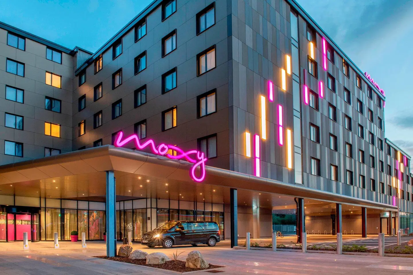 Moxy London Heathrow Airport EXTERIOR