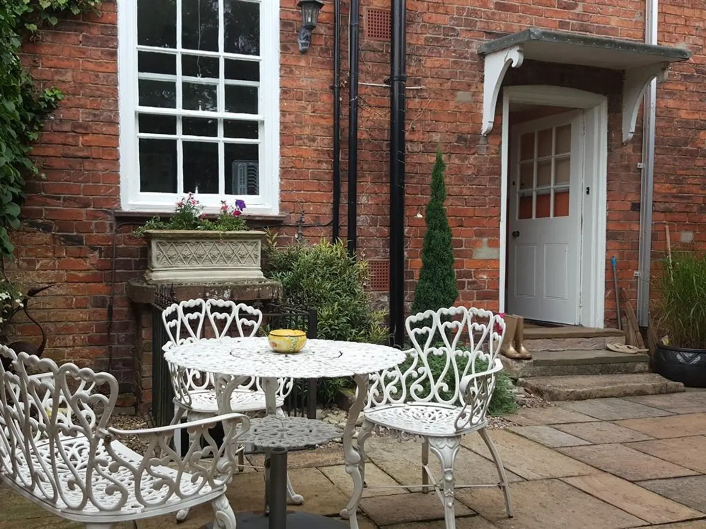 The Red House Terrasse